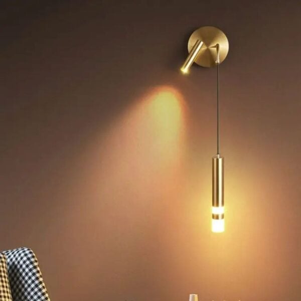 Applique murale dorée design et orientable pour chambre ou salon