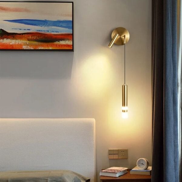Applique murale dorée design et orientable pour chambre ou salon