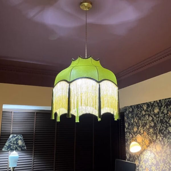 Suspension en tissu vert motif pampilles